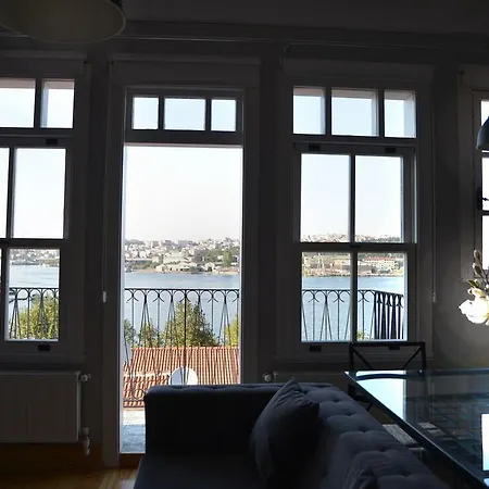 Golden Horn Apartment *